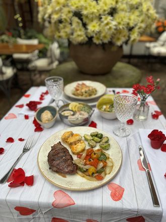 Montaje elegante para cenas corporativas