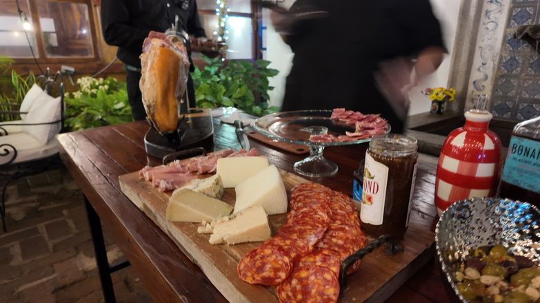 Mesa de catering con productos artesanales